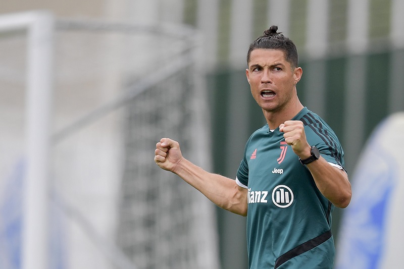 えげつない額…C・ロナウドが“ビリオネア”に！　サッカー界史上初の生涯年収10億ドル突破