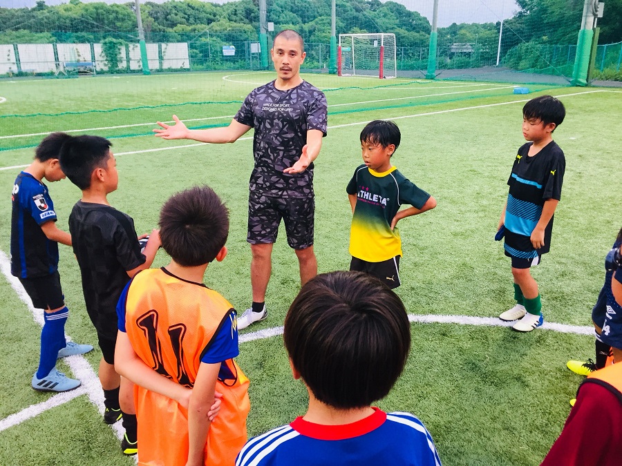 元神戸の近藤岳登主催サッカースクールが再開　ゲストとしてアキナも参加