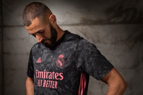 BENZEMA WEARS REAL MADRID THIRD JERSEY
