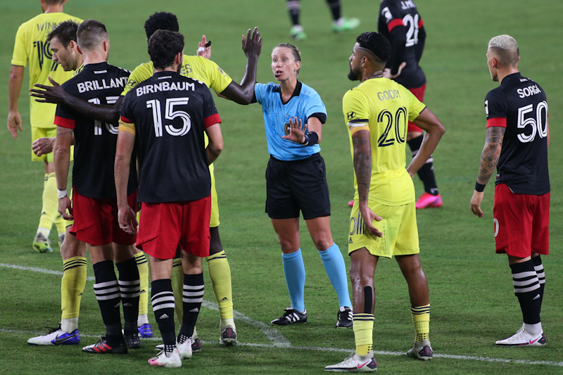 Mlsで年ぶりに女性主審が試合担当 リーグ史上4人目の快挙をfifaも祝福 サッカーキング