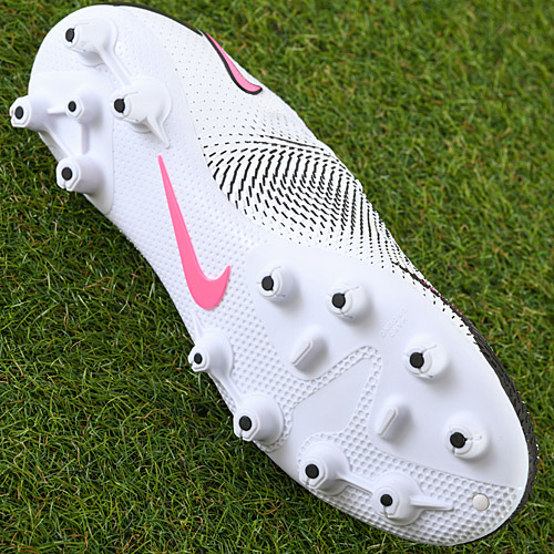 X GHOSTED』『PHANTOM GT』『ULTRA』最新サッカースパイクの3モデルを