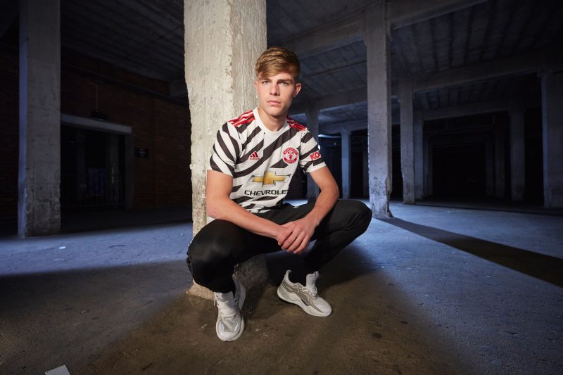 WILLIAMS WEARS UNITED THIRD JERSEY (1)