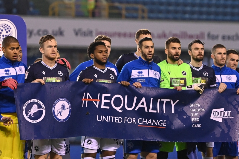 ミルウォール観客、QPR戦では片ひざ立ちに拍手…試合前には選手が反差別のバナー