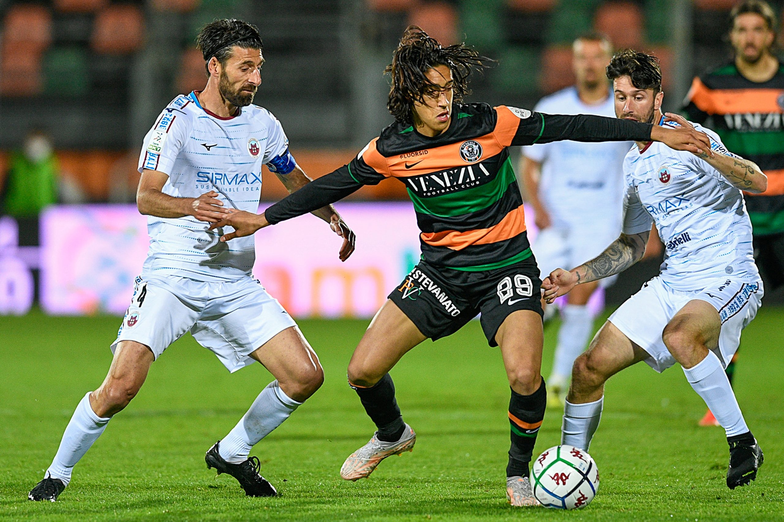 写真・1枚目】ヴェネツィアがセリエA昇格決定！ 退場者出すも終盤の劇