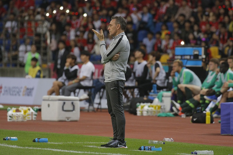 韓国代表を率いるパウロ・ベント監督