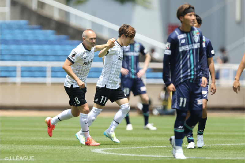神戸、イニエスタのPK弾で福岡を撃破！　代表帰りの古橋がリーグ10点目