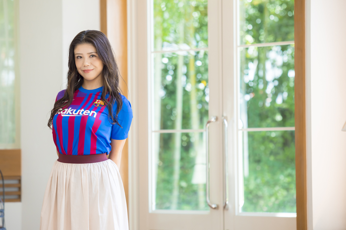 【サッカーキング×Pococha】「公認チアライバー決定戦」を勝ち抜いた「ミリアン」さんが、バルセロナの新ユニを着て登場！