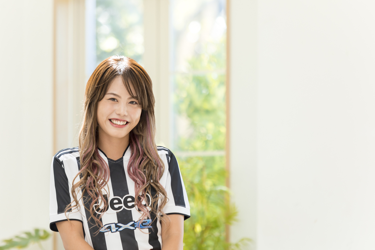 【サッカーキング×Pococha】「公認チアライバー決定戦」を勝ち抜いた「Saki」さんが、ユヴェントスの新ユニを着て登場！