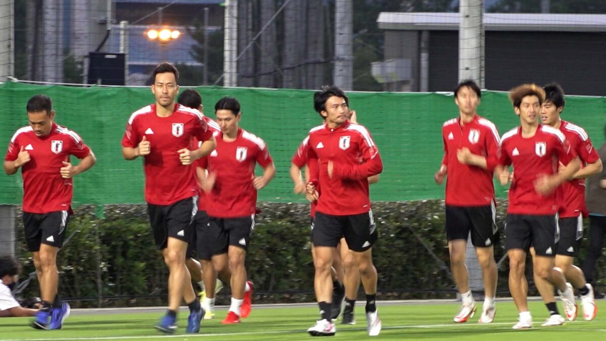 運命の豪州戦まであと3日…帰国した日本代表が初練習、主力6選手が話し込む場面も