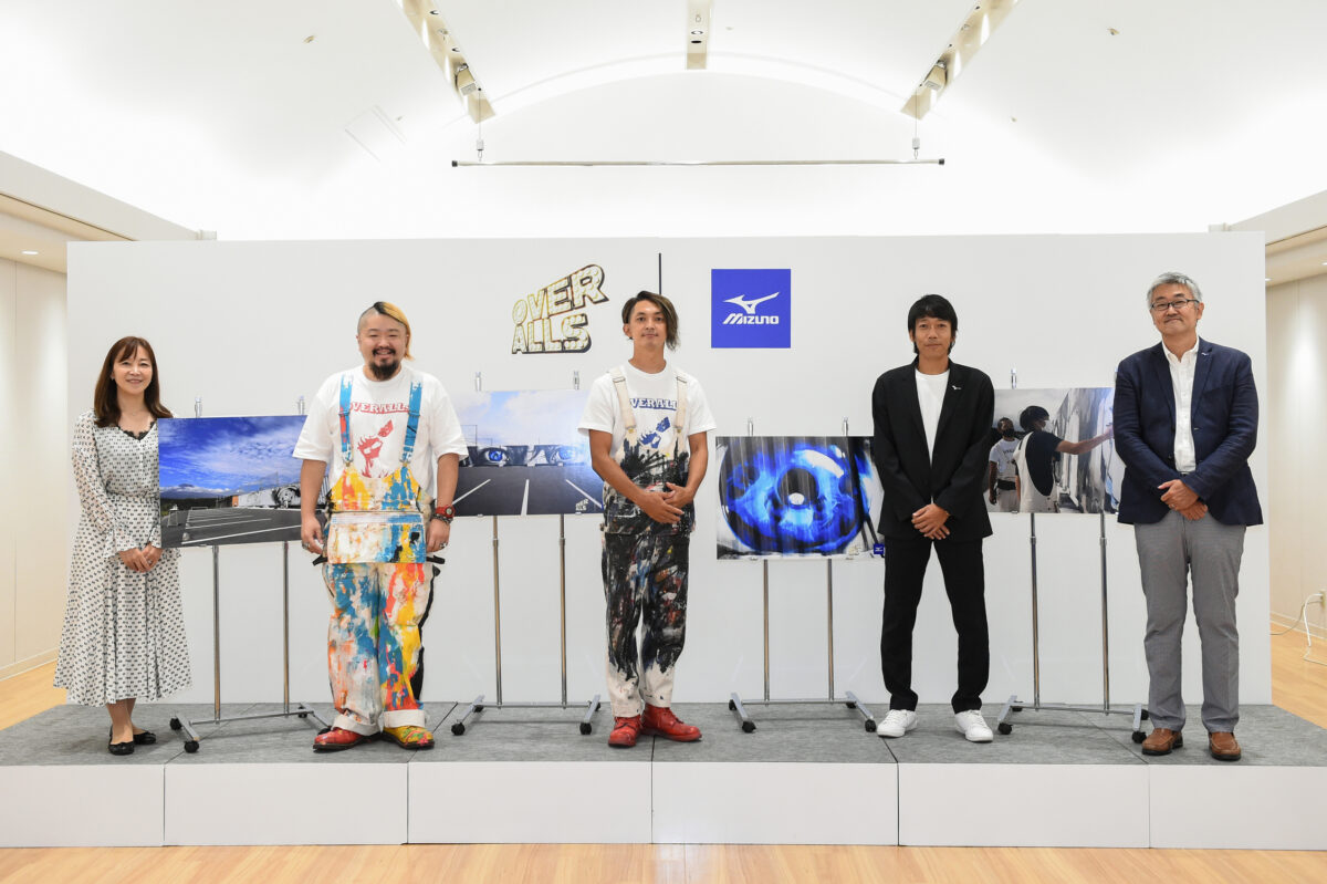 ミズノ&OVER ALLsが“アマチュアサッカーの聖地”に巨大ウォールアートを制作！　ローンチイベントに中村憲剛氏も登場
