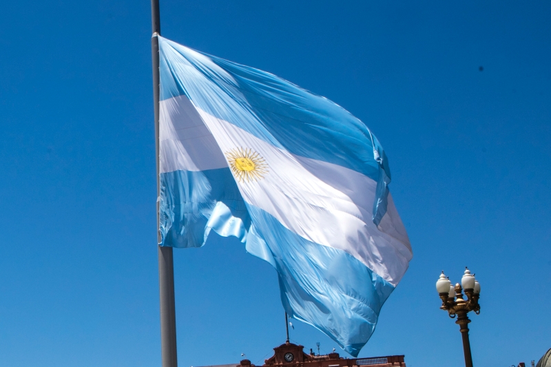 アルゼンチンで衝撃の事件…試合中に観客が発砲、監督の肩に被弾
