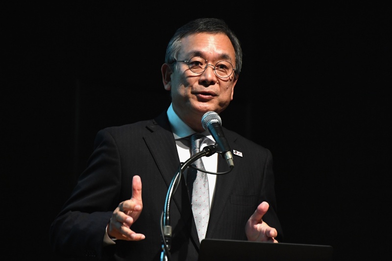村井満