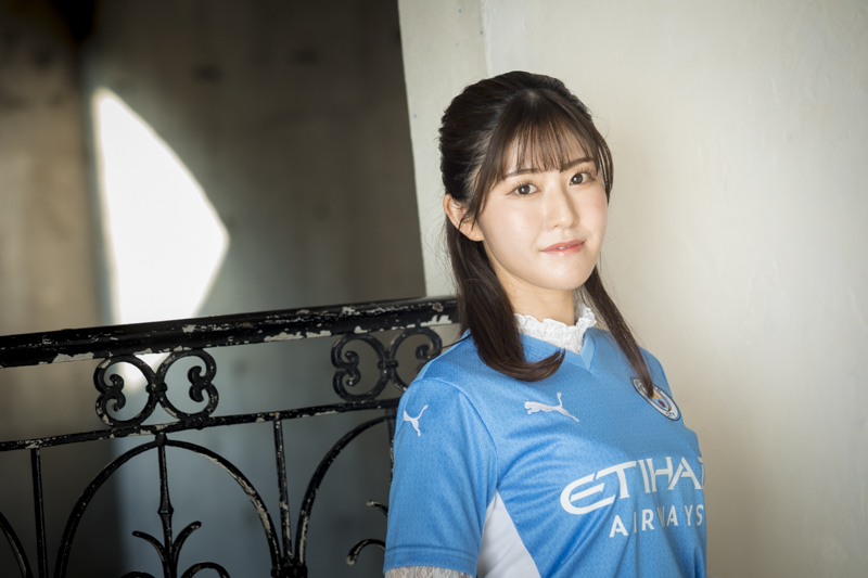 【サッカーキング×Pococha】「公認チアライバー決定戦」を勝ち抜いた「なゆ」さんが、マンチェスター・シティのユニフォームを着て登場！