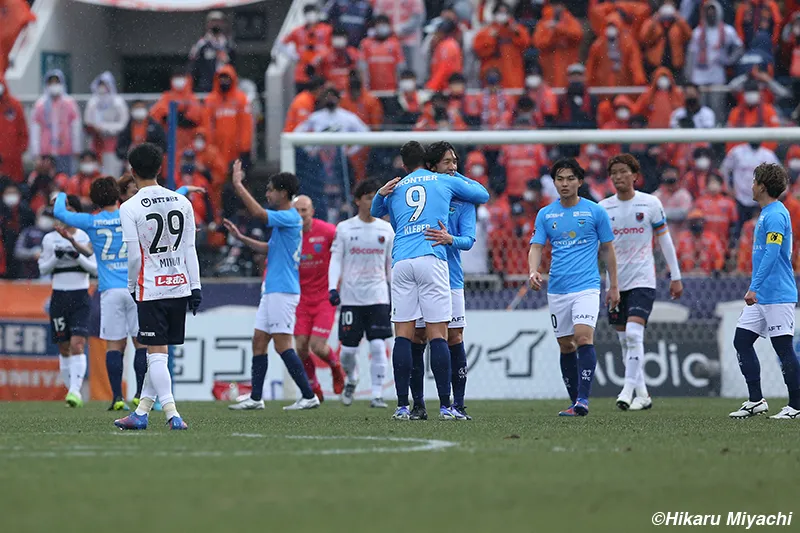 横浜FCが後半AT弾で劇的勝利…岡山が甲府に4ゴールで白星発進／J2第1節