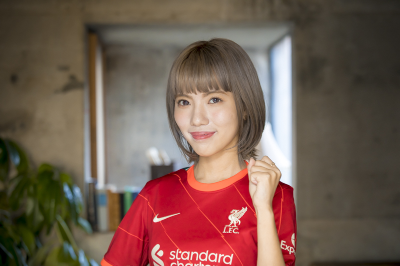 【サッカーキング×Pococha】「公認チアライバー決定戦」を勝ち抜いた「あすみん」さんが、リヴァプールのユニフォームを着て登場！