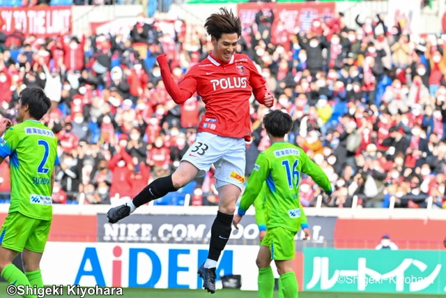 浦和、5試合目で待望の今季初勝利！　江坂任＆馬渡和彰のゴールで湘南を下す