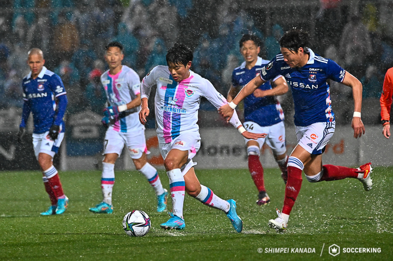 大粒の雨が降る中で…横浜FMと鳥栖の”金J”はスコアレスドローに終わる
