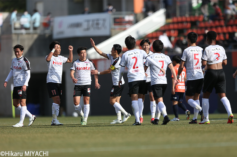 途中出場の田辺＆粟飯原が大仕事！　熊本が4年ぶりJ2勝利、大木監督「たかが一勝、されど一勝」