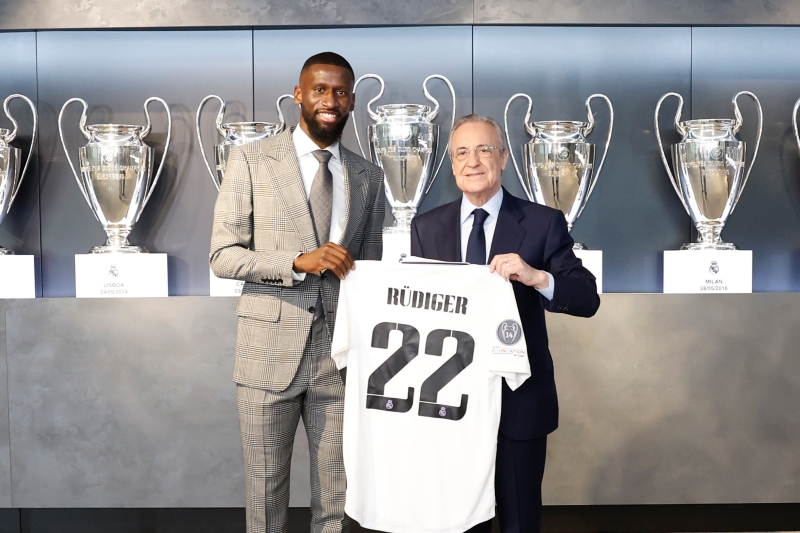 背番号は『22』に決定！ リュディガーがレアル入団会見「バルサからの