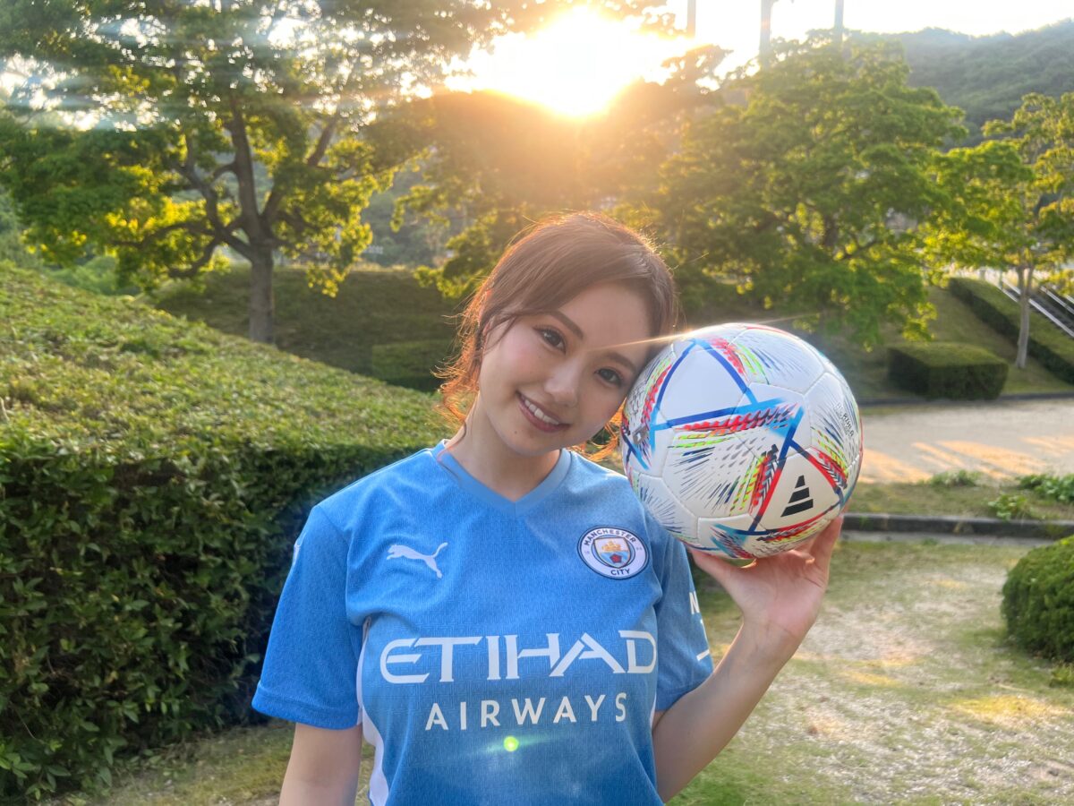 【サッカーキング×Pococha】「ファッション企画　撮影モデル決定戦！」を勝ち抜いた「柚ちゃ」さんが、マンチェスター・シティのユニフォームを着て登場！