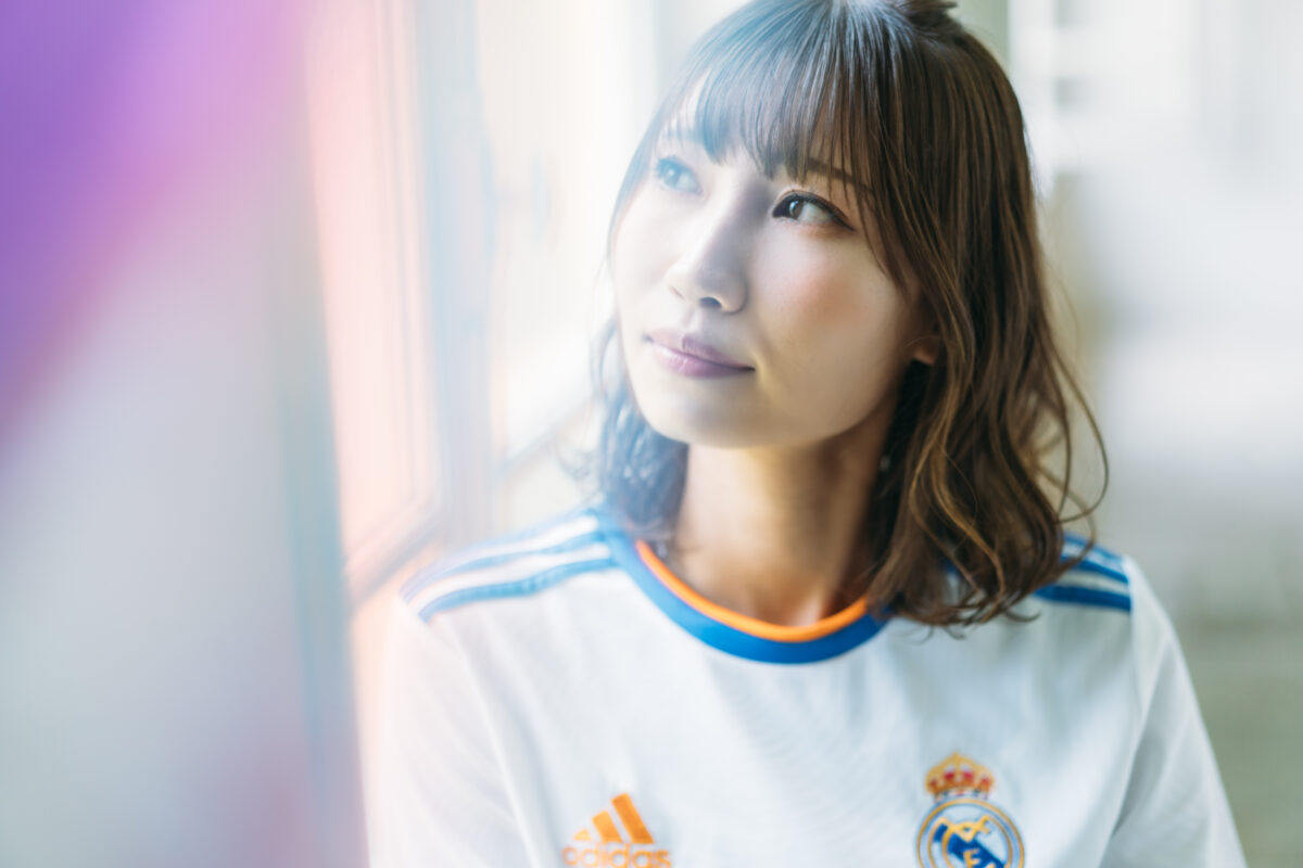 【サッカーキング×Pococha】「ファッション企画　撮影モデル決定戦！」を勝ち抜いた「みくみく」さんが、レアル・マドリードのユニフォームを着て登場！