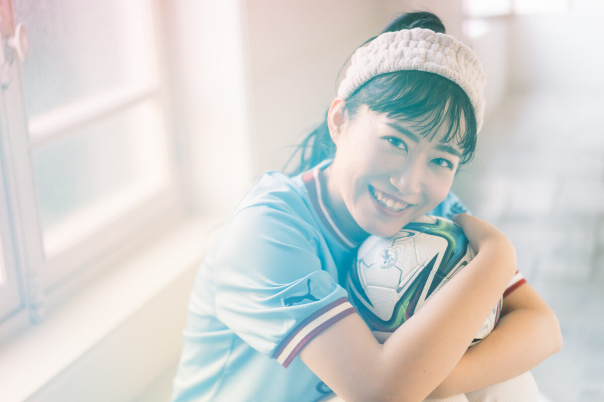 【サッカーキング×Pococha】「ファッション企画　撮影モデル決定戦！」を勝ち抜いた「はづき 女優」さんが、マンチェスター・シティのユニフォームを着て登場！