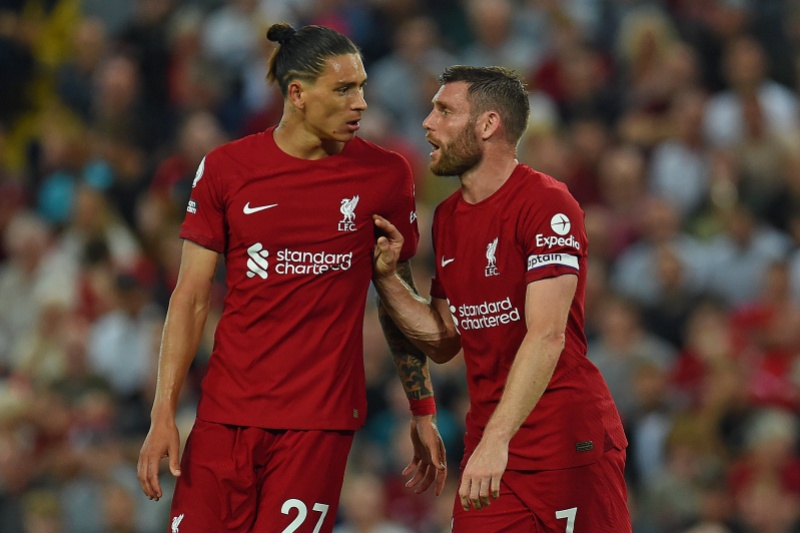 （左）ダルウィン・ヌニェスと（右）ジェイムズ・ミルナー