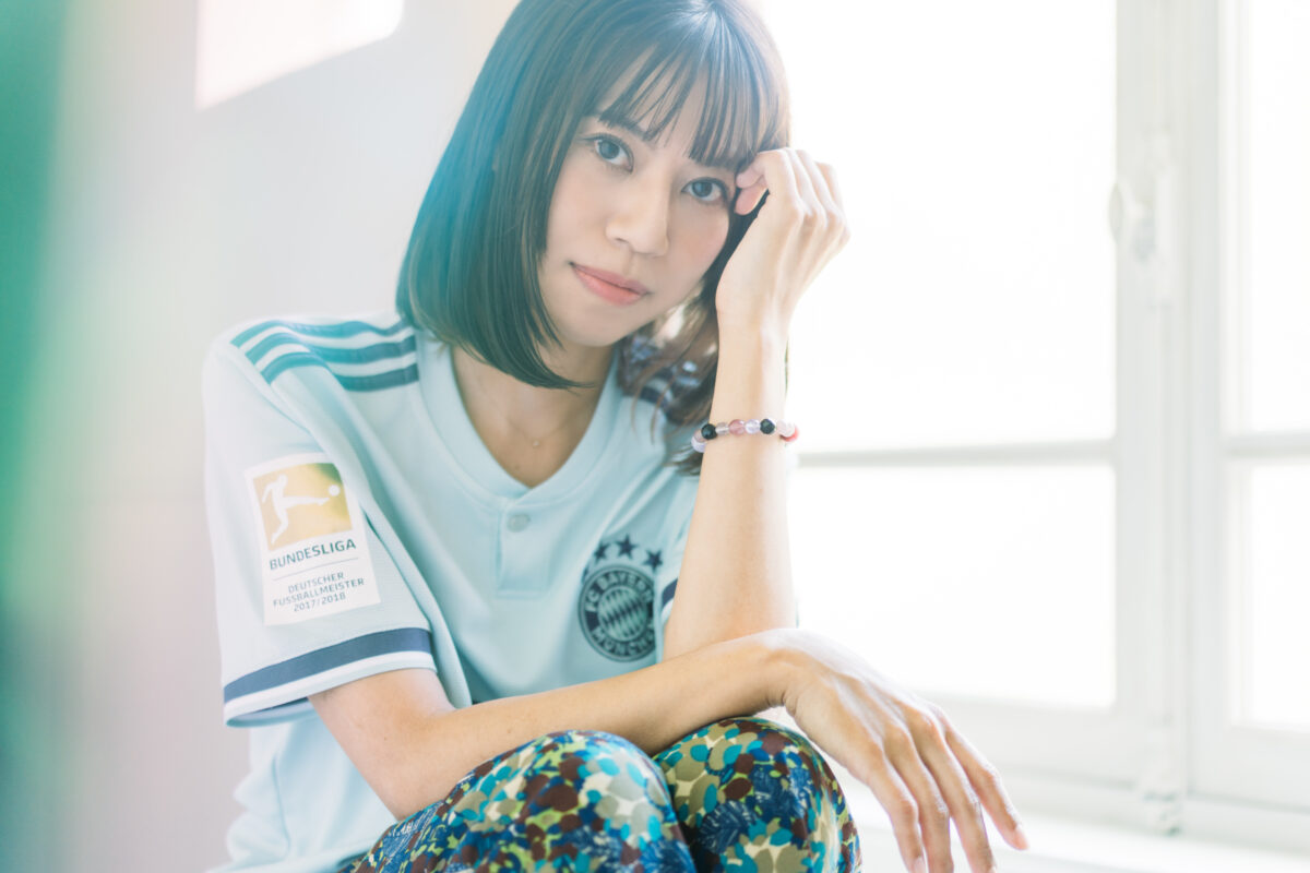 【サッカーキング×Pococha】「ファッション企画　撮影モデル決定戦！」を勝ち抜いた「こりん」さんが、バイエルンのユニフォームを着て登場！