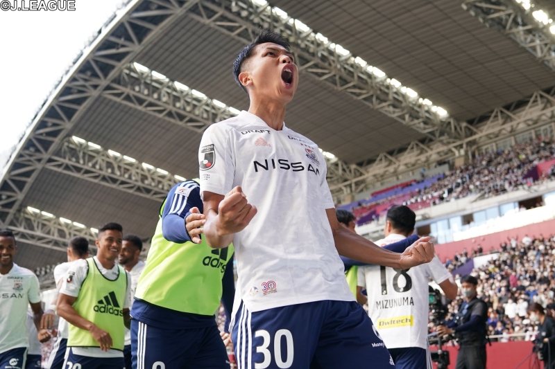 横浜FMが3年ぶりJ1制覇！　神戸に3発快勝…川崎Fは10人で白星も3連覇叶わず