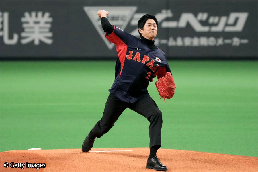 内田篤人さんが侍ジャパンの始球式に登場！ 背番号「2」の侍ユニ姿で109キロを計測