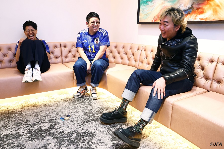W杯キッカケで興味マシマシ…スピードワゴン小沢さんがミキとサッカー談義　JFA公式アプリで連載中