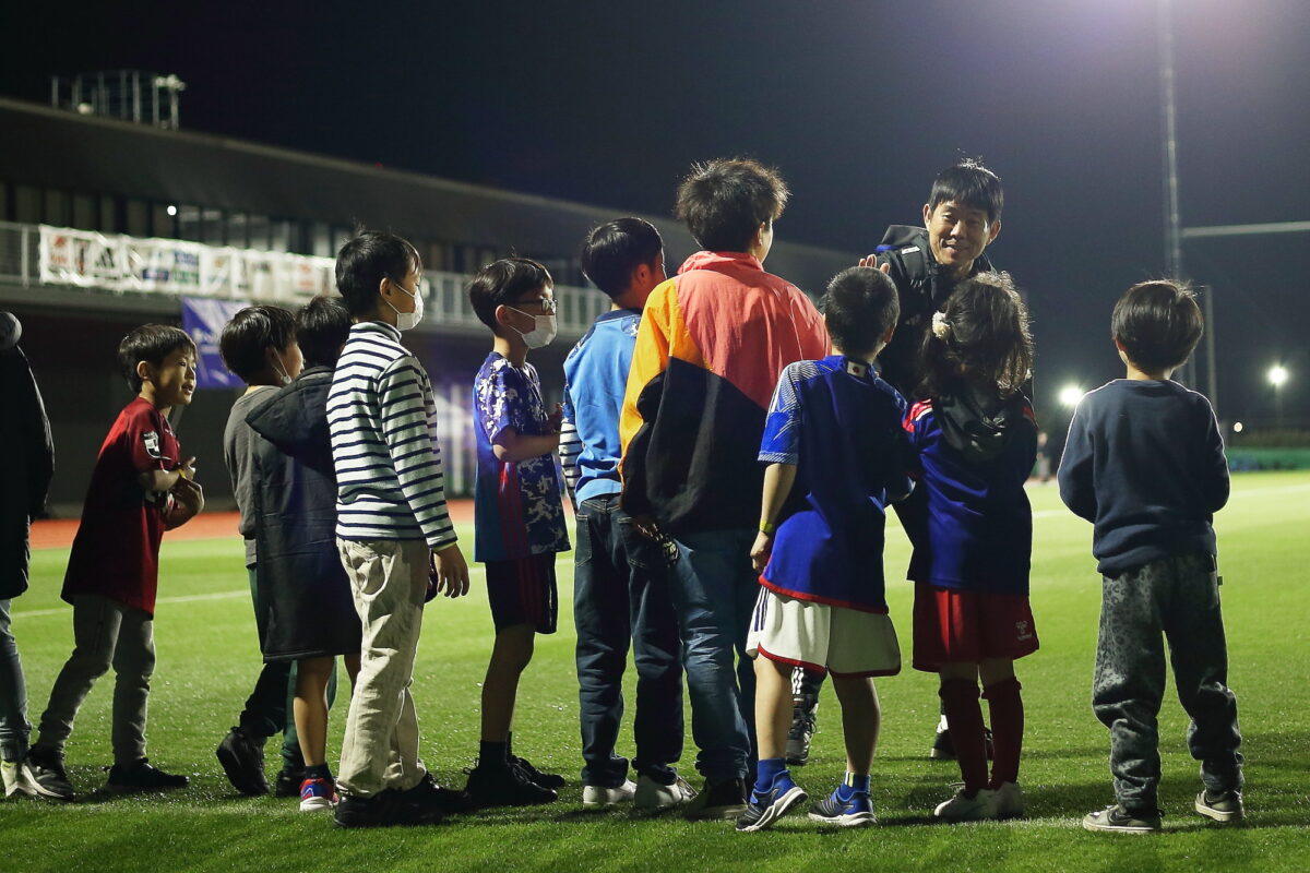“第2次森保ジャパン”始動！　練習後には即席のハイタッチ会も