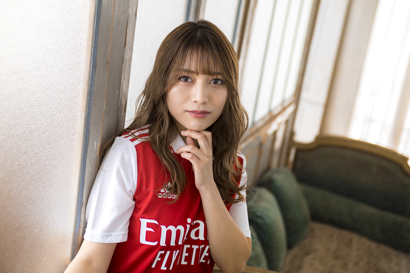 【SK×Pocochaコラボグラビア】airiさん「ユニフォームファッションが好き！　アーセナルのユニを韓国風ファッションで」