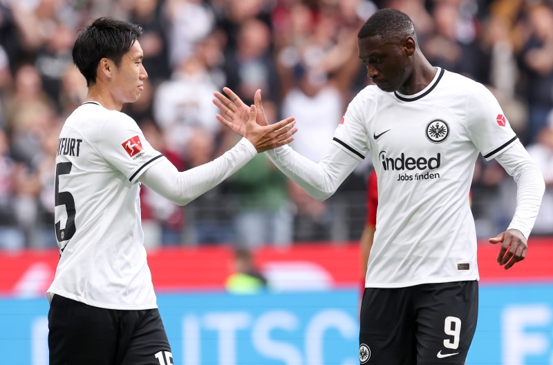 鎌田が自ら得たPKで今季ブンデス8点目！　フランクフルトはリーグ戦11試合ぶりの白星　