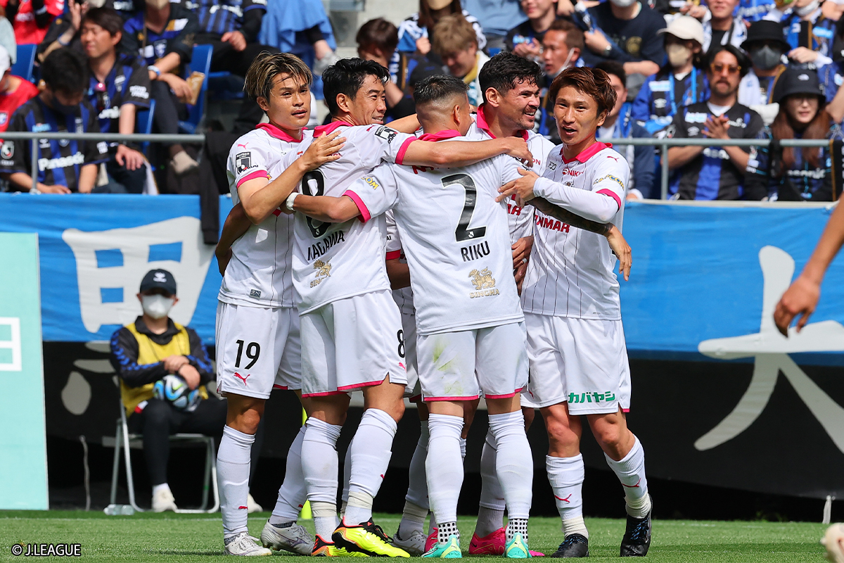 レオ・セアラのゴールを喜ぶC大阪の選手たち