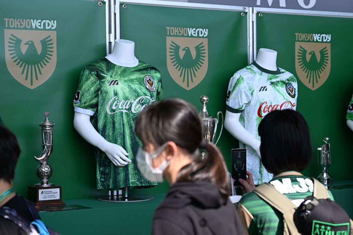 東京ヴェルディが5月の3試合で『レジェンドステージ』を開催中！ トロフィー&ユニフォームの展示が好評