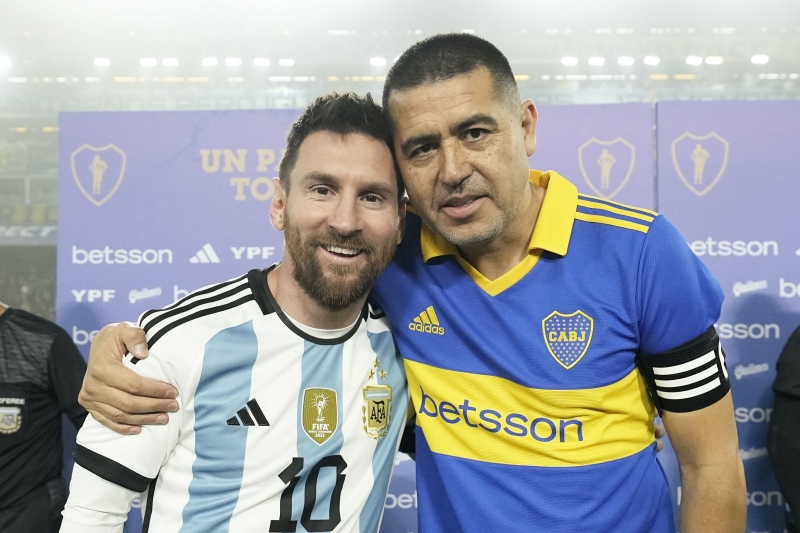リオネル・メッシ、フアン・ロマン・リケルメ