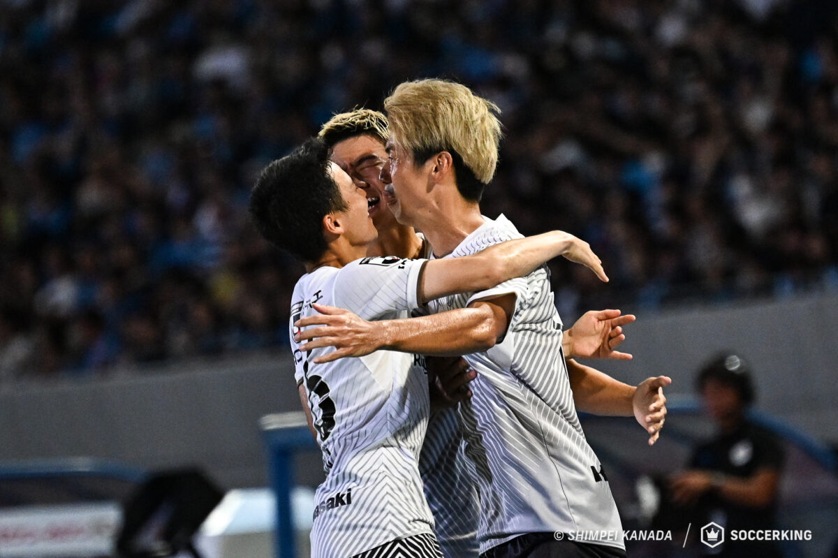 首位・神戸が大迫の直接FK弾で3試合ぶりの白星！　2位・横浜FMも競り勝ち神戸を追走