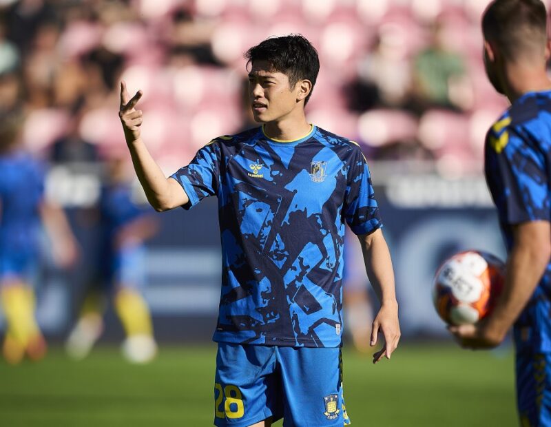 覚悟のデンマーク移籍、鈴木唯人はガムシャラに這い上がる | サッカー