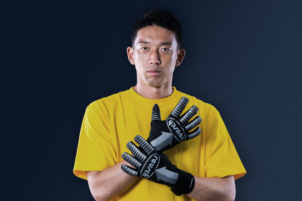 今季から『Reusch』のキーパーグローブを着用する権田修一「GKの価値を