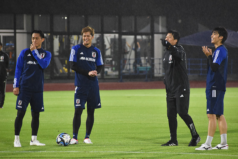 日本代表、初日は10名で始動！　名波コーチ主導のもと、田中碧ら5名が実践練習