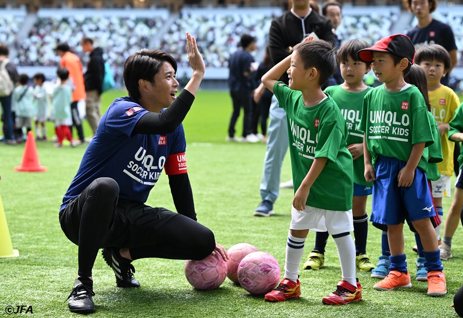 内田篤人＆岩渕真奈、国立競技場で2000人の子どもたちと交流「親として見本であるように」