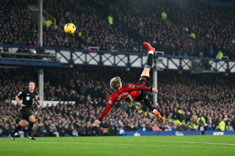 衝撃のオーバーヘッド弾！ マンUの19歳FWガルナチョ「信じられ