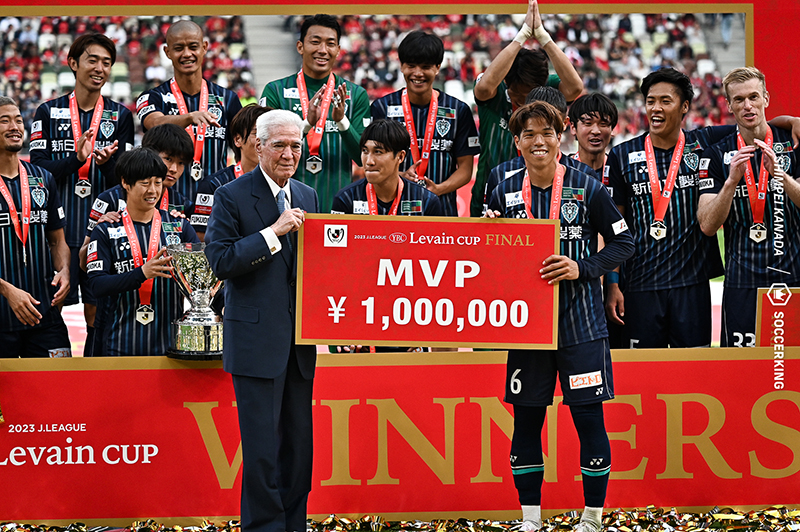 ルヴァンカップMVPは福岡MF前寛之！　恩師・長谷部監督とともに達成した初優勝「着々とステップアップできた」