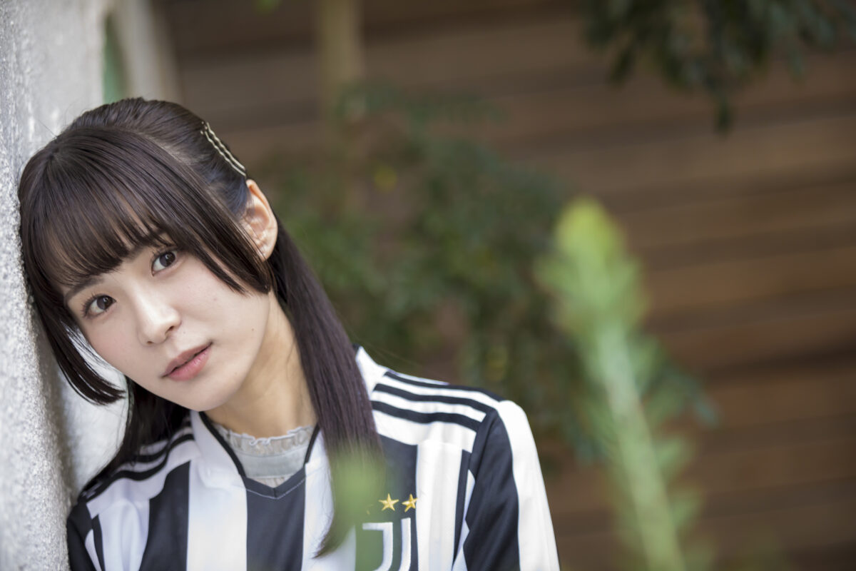【Pocochaコラボグラビア】つくしさん「配信もサッカーもまだまだ勉強中！　リスナーさんにサッカー情報を教わることも」