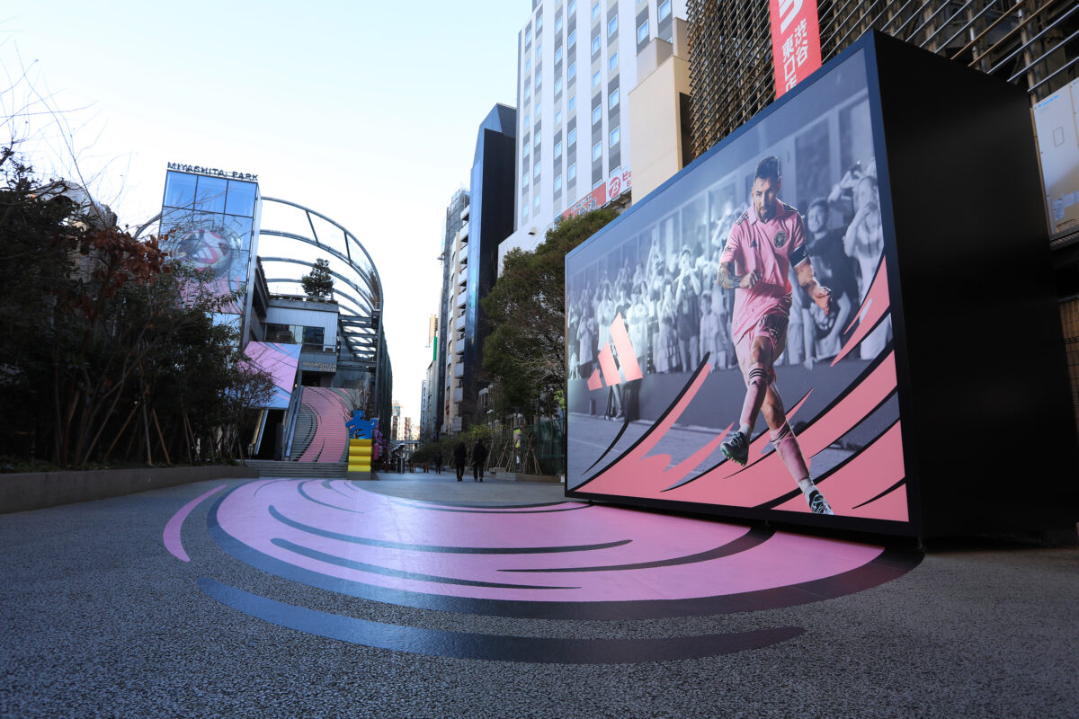 メッシ来日記念の新キャンペーンがスタート！　サッカー史上最も偉大なプレーヤーが東京をピンクに染める
