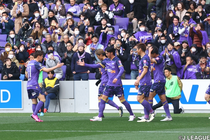 広島が新ホーム2連勝で無敗維持！　鳥栖に4発完勝…川村拓夢は1得点＆PK獲得の活躍