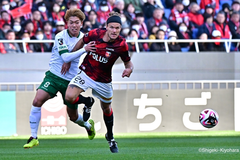 東京V、またも終盤のPK献上で5615日ぶりの勝利逃す…苦戦の浦和はショルツ弾で辛くもドロー