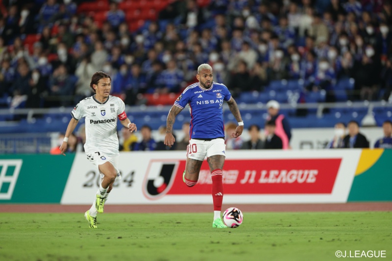 サガン鳥栖、2012年ホーム最終戦浦和戦の試合球に23人の方の　サインボール サガン鳥栖、2012年ホーム最終戦浦和戦の試合球に23人の方のサインボール