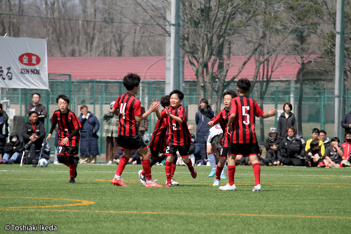 ゴールを喜ぶ北海道コンサドーレ札幌U-12 RED